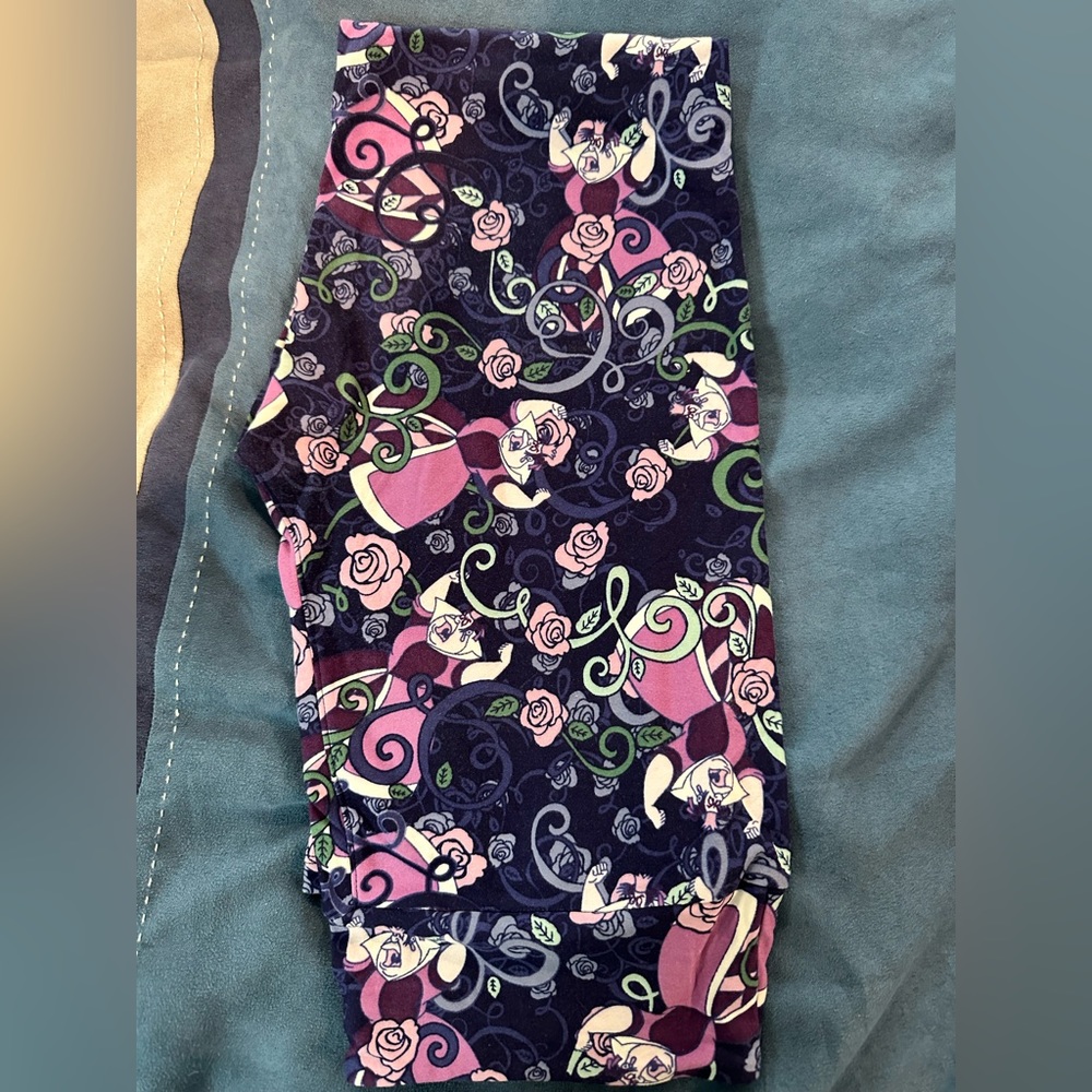 Lularoe Queen of hearts Alice and Wonderland leggings